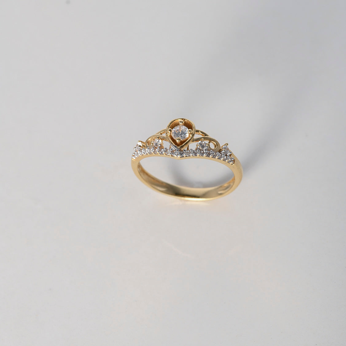 Anillo Tiara Gota Invertida 2.25gr / T6 1/2 / Circones Blancos Dos Oros Amarillo Blanco $