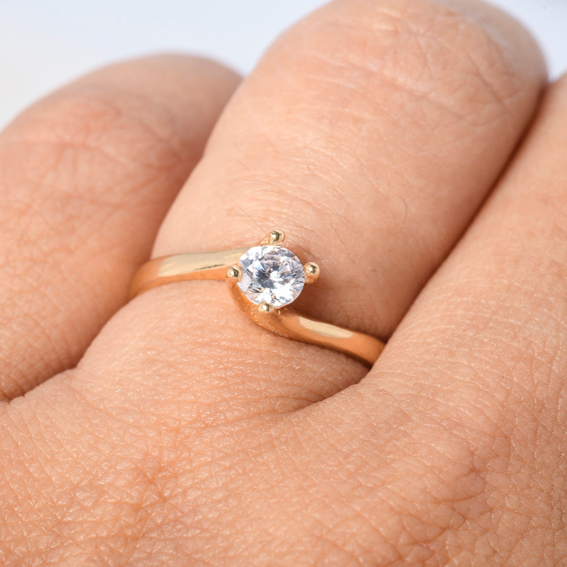 Anillo Linea Invertida 2.15gr / T6 / Solitario Circon Blanco Oro Amarillo $