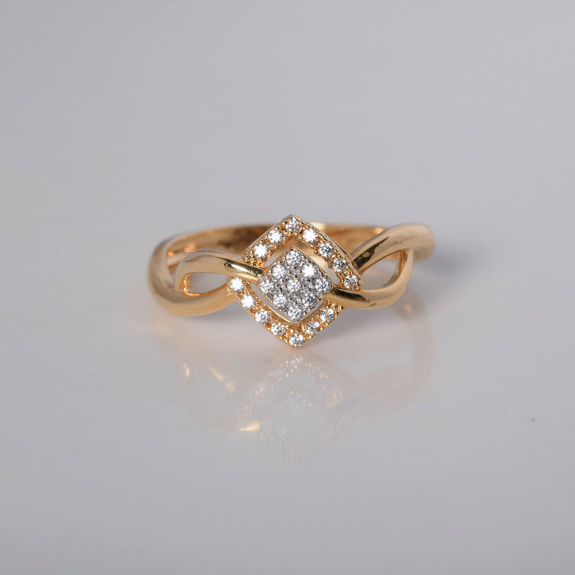 Anillo Rombos 2.4gr / T6 3/4 / Circones Blancos Oro Amarillo $