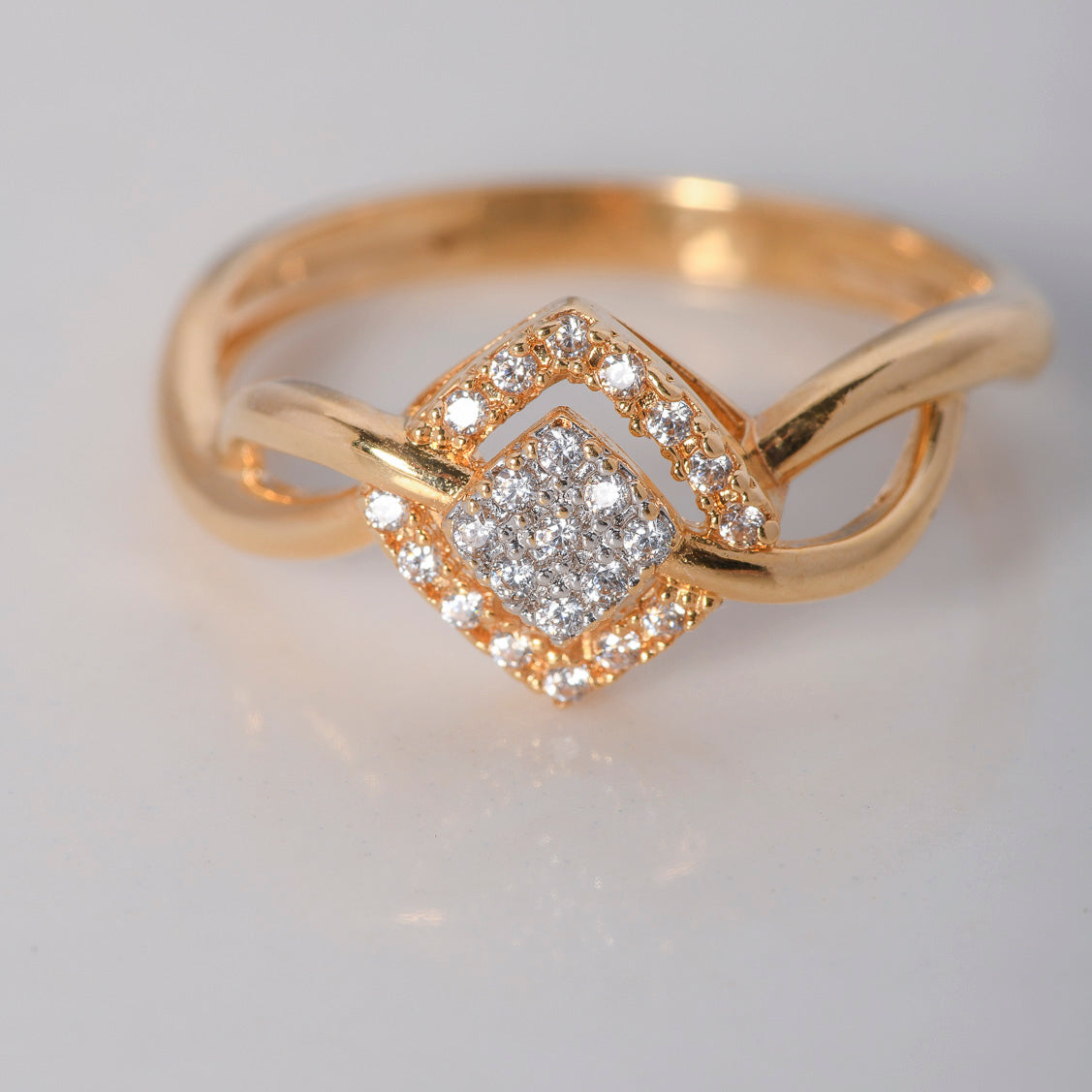 Anillo Rombos 2.4gr / T6 3/4 / Circones Blancos Oro Amarillo $