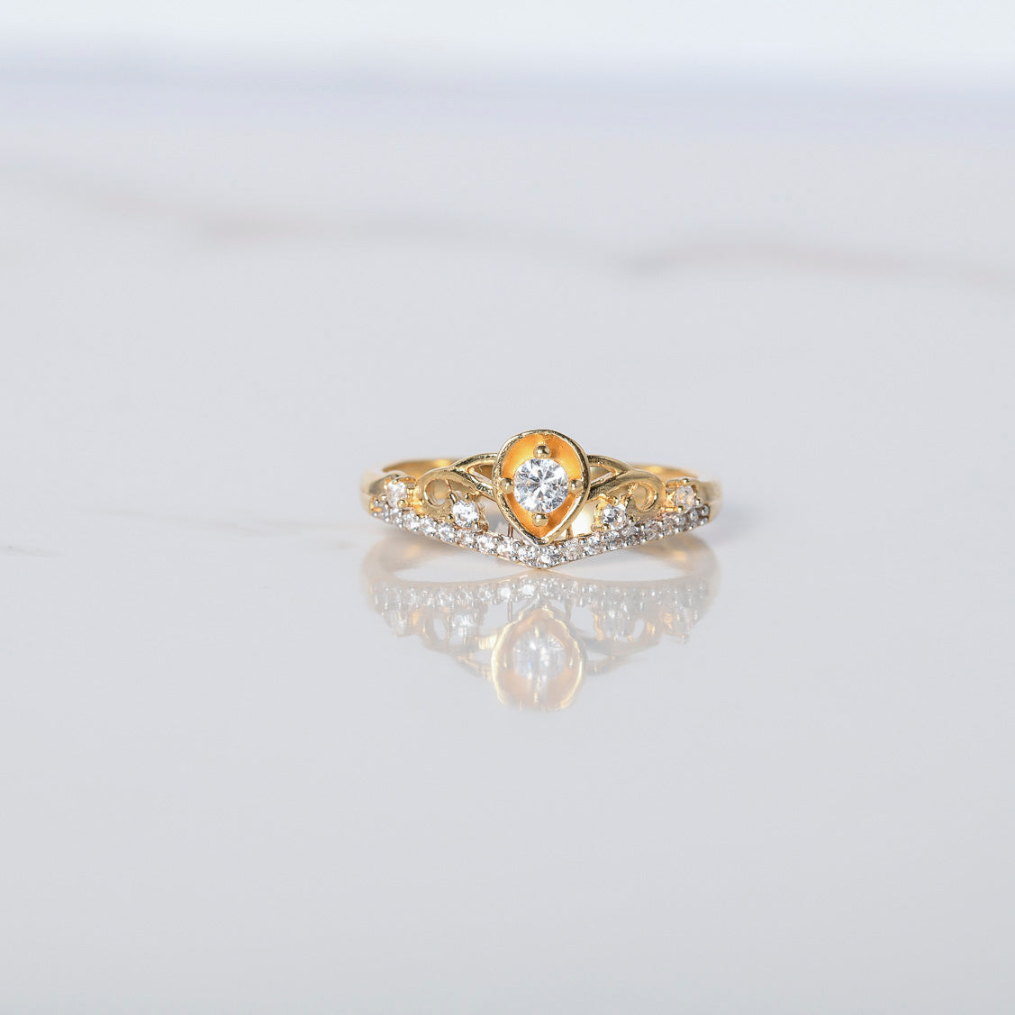 Anillo Tiara Gota Invertida 2.25gr / T6 1/2 / Circones Blancos Dos Oros Amarillo Blanco $