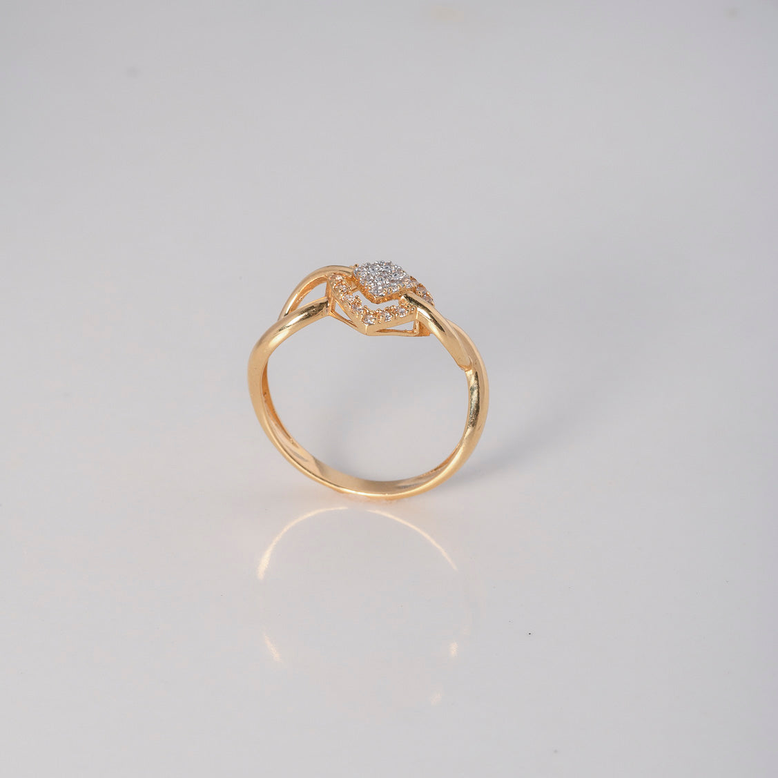 Anillo Rombos 2.4gr / T6 3/4 / Circones Blancos Oro Amarillo $