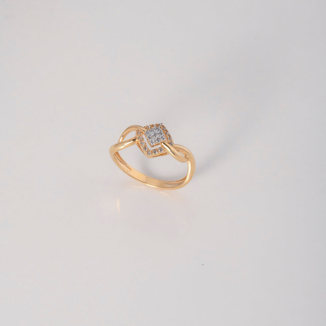 Anillo Rombos 2.4gr / T6 3/4 / Circones Blancos Oro Amarillo $