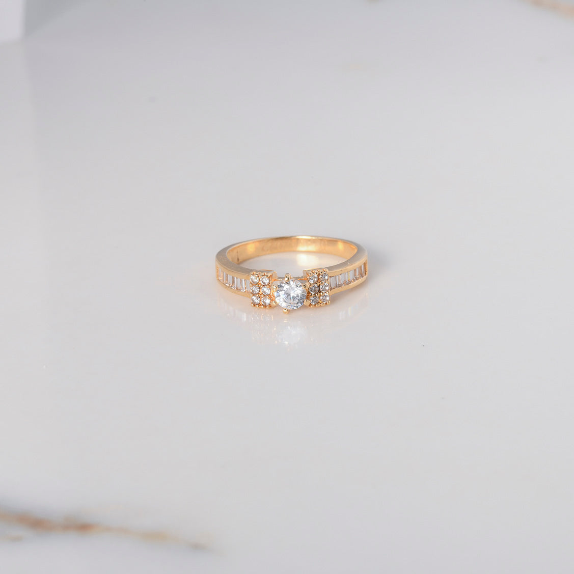 Anillo Solitario Puente 3.3gr / T6 / Circones Blancos Oro Amarillo $