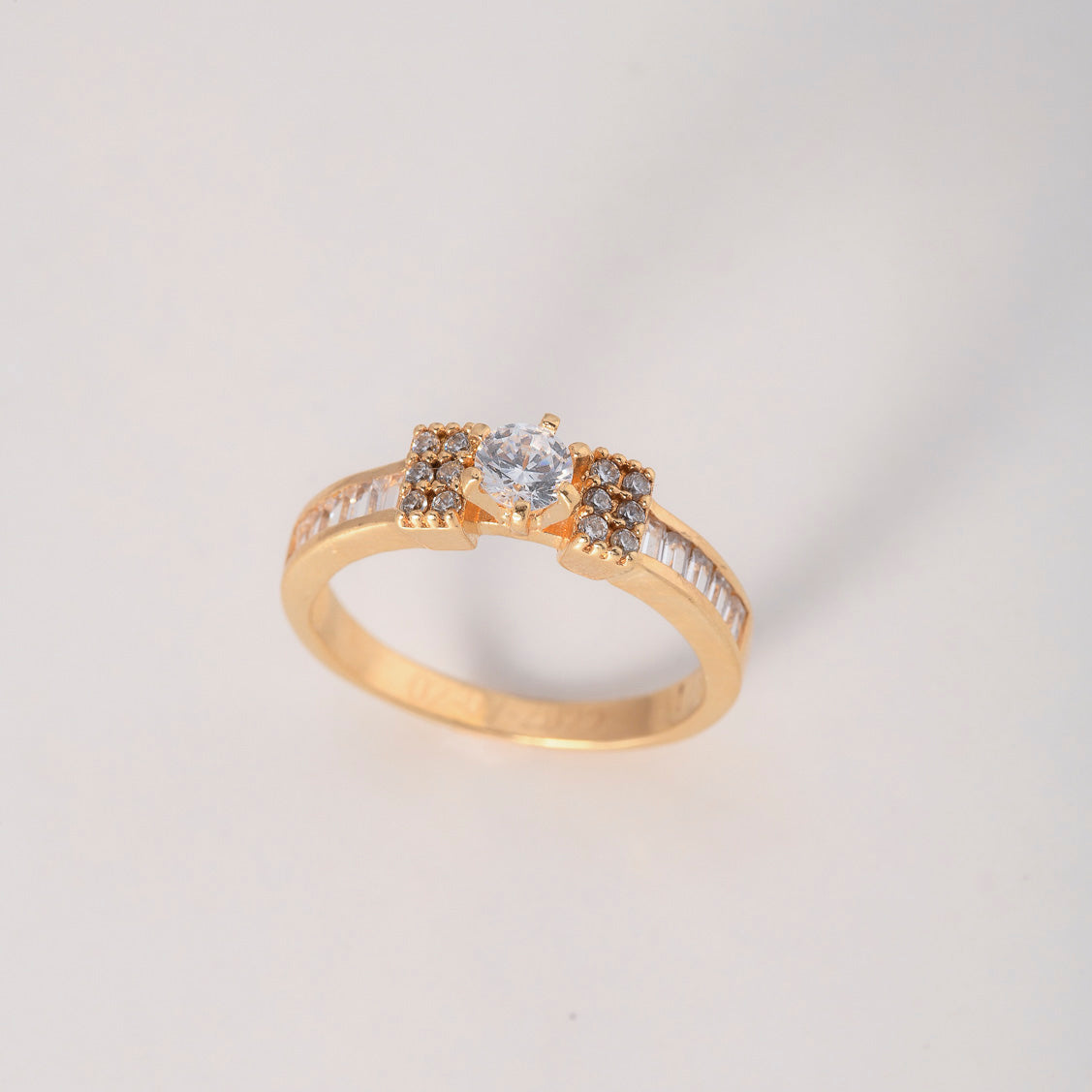 Anillo Solitario Puente 3.3gr / T6 / Circones Blancos Oro Amarillo $