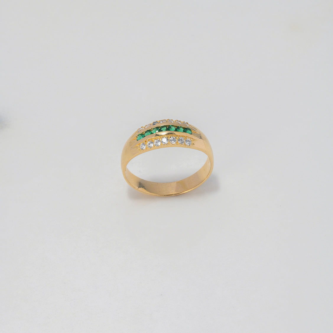 Anillo Rustico 3.4gr / T8 1/2 / Circones Blancos Verdes Oro Amarillo $