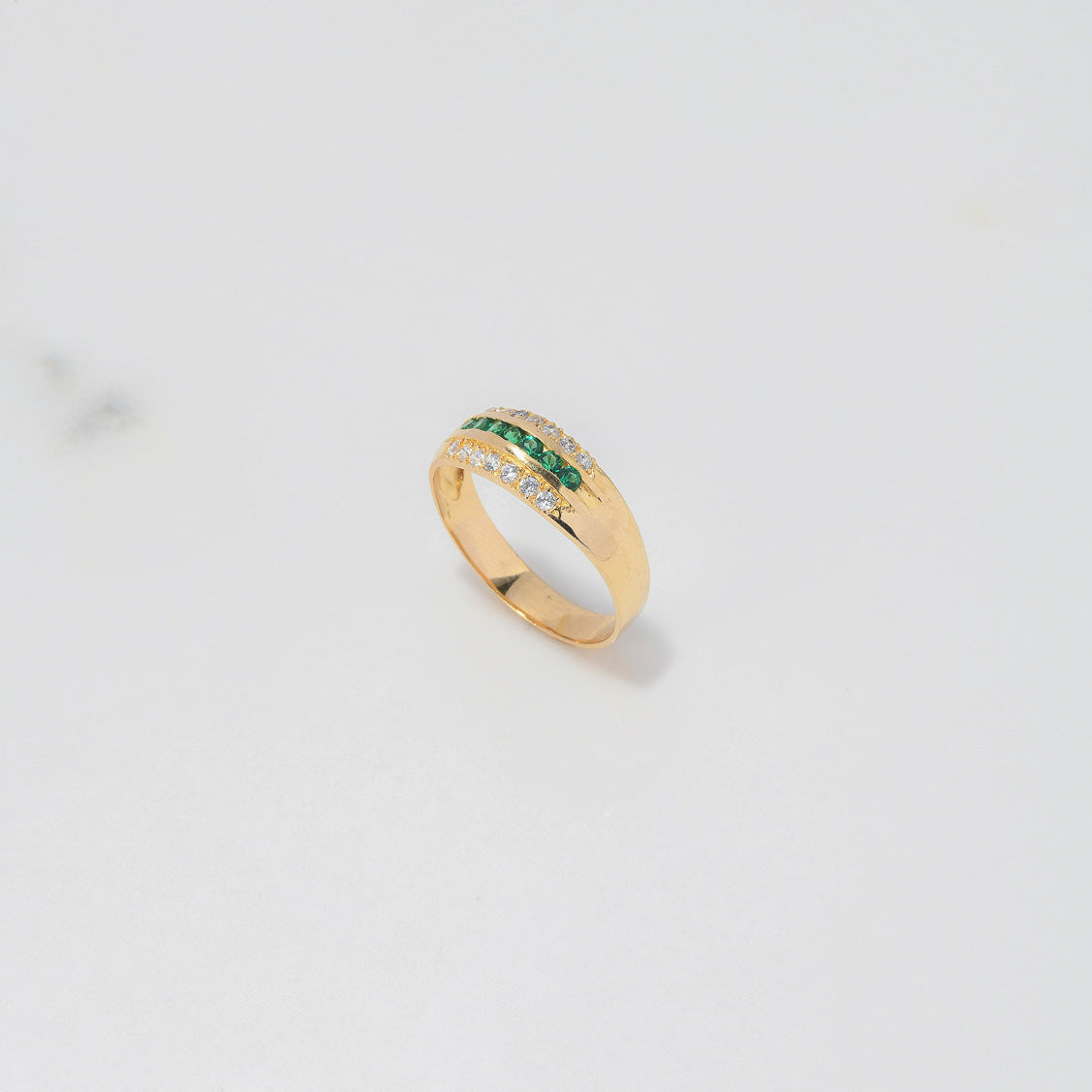 Anillo Rustico 3.4gr / T8 1/2 / Circones Blancos Verdes Oro Amarillo $