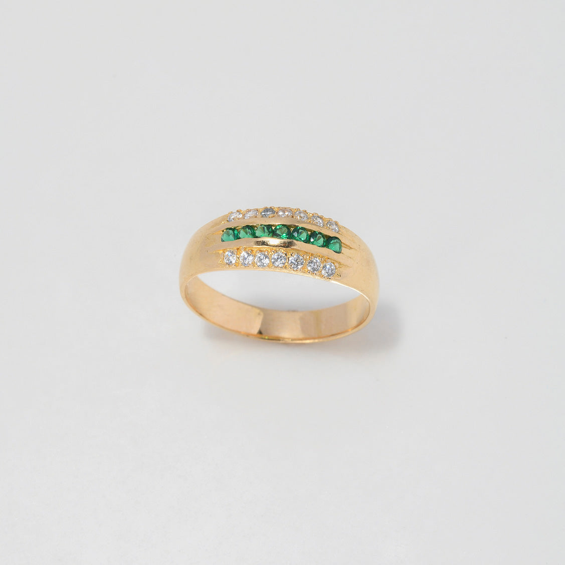Anillo Rustico 3.4gr / T8 1/2 / Circones Blancos Verdes Oro Amarillo $