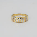 Anillo Rustico Lineas 5.45gr / T7 1/2 / Circones Blancos Oro Amarillo $