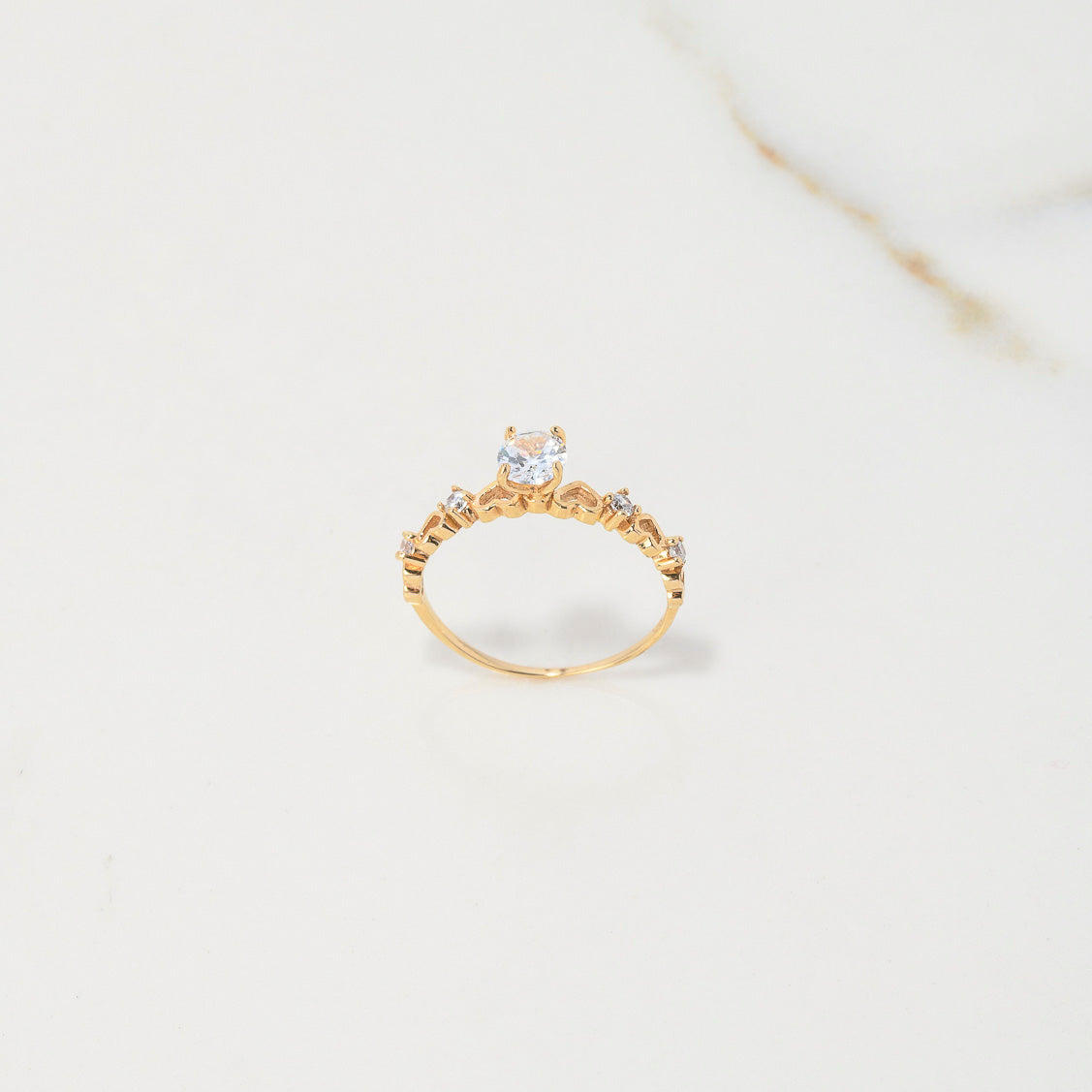 Anillo Solitario 1.2gr / T5 1/4 / Corazones Circones Blancos Oro Amarillo $