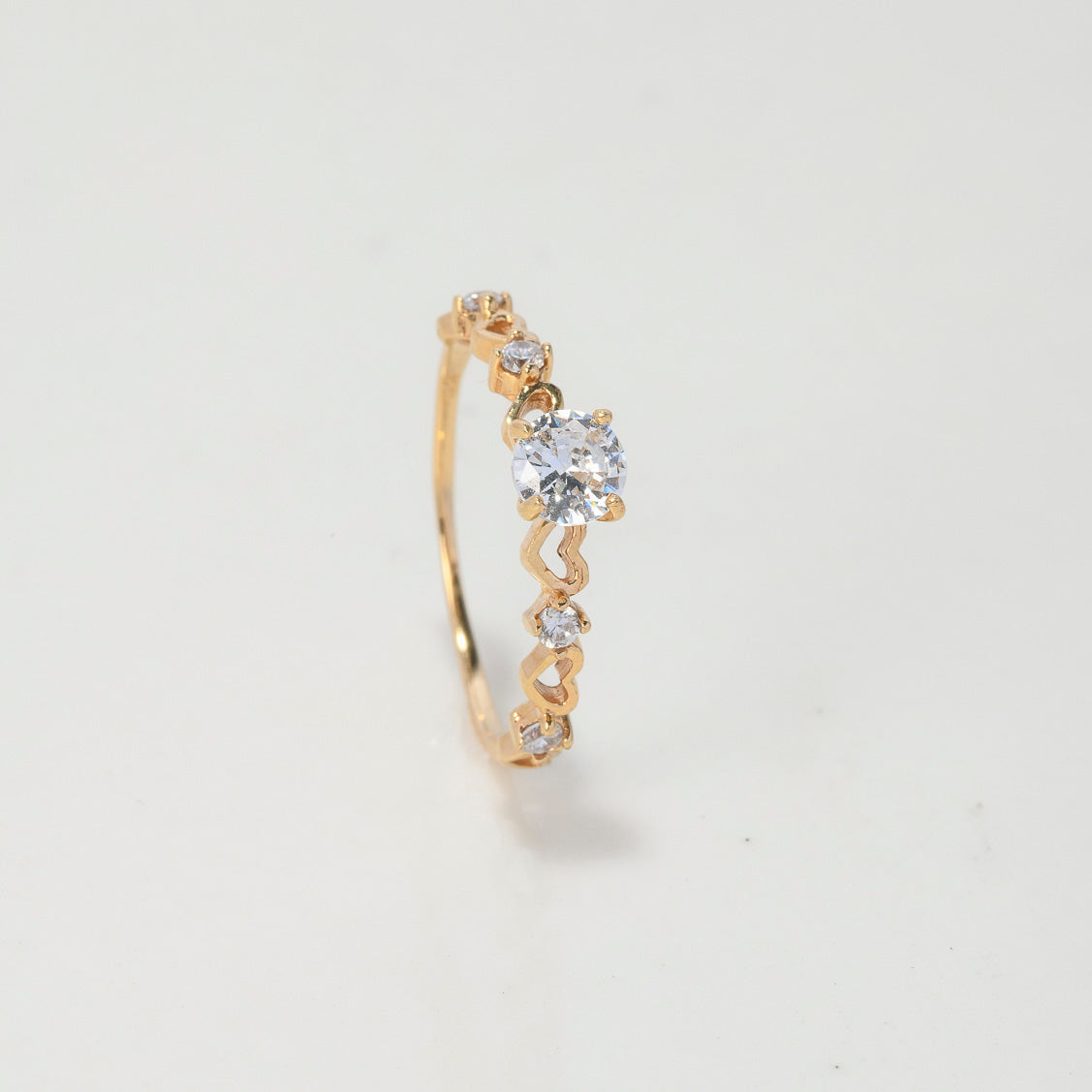 Anillo Solitario 1.2gr / T5 1/4 / Corazones Circones Blancos Oro Amarillo $