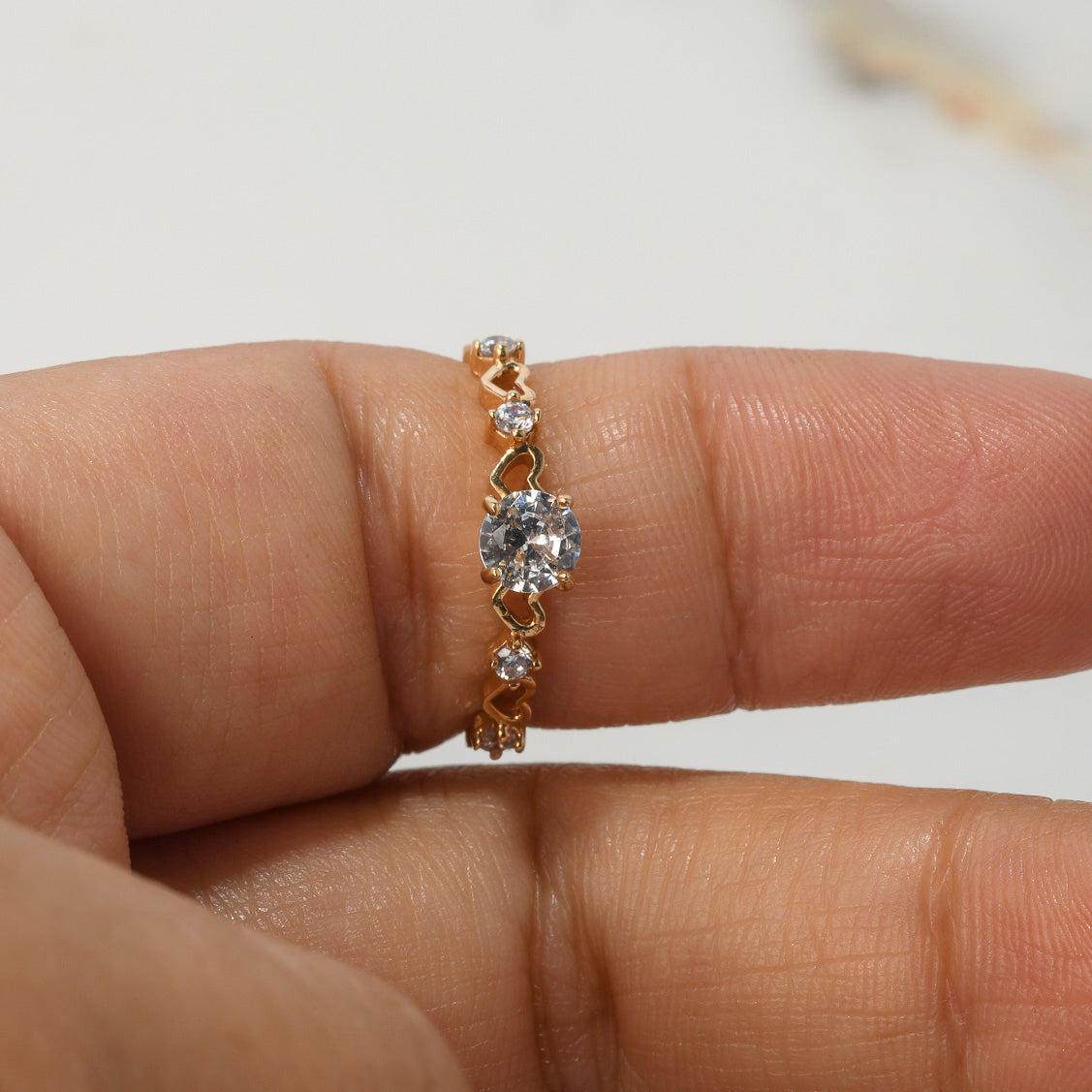 Anillo Solitario 1.2gr / T5 1/4 / Corazones Circones Blancos Oro Amarillo $