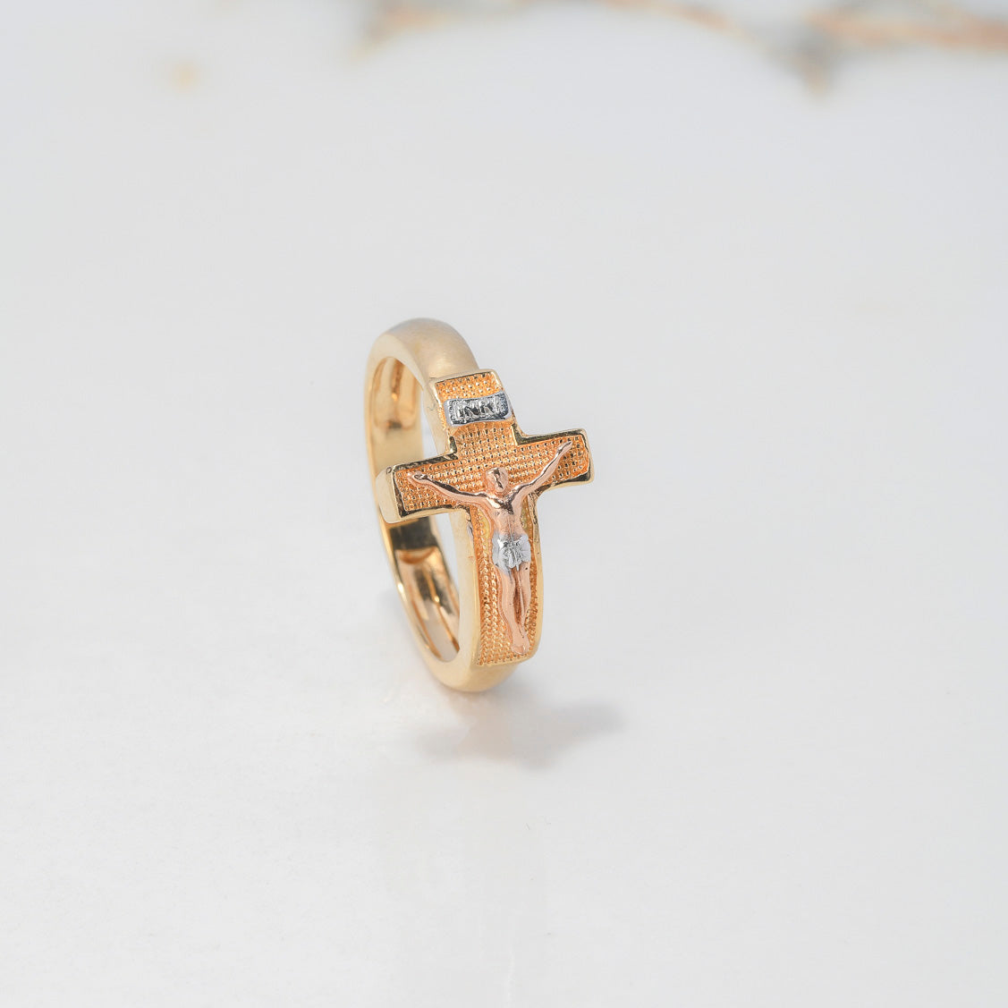 Anillo Cruz Cristo 5.05gr / T7 1/4 / Tres Oros $