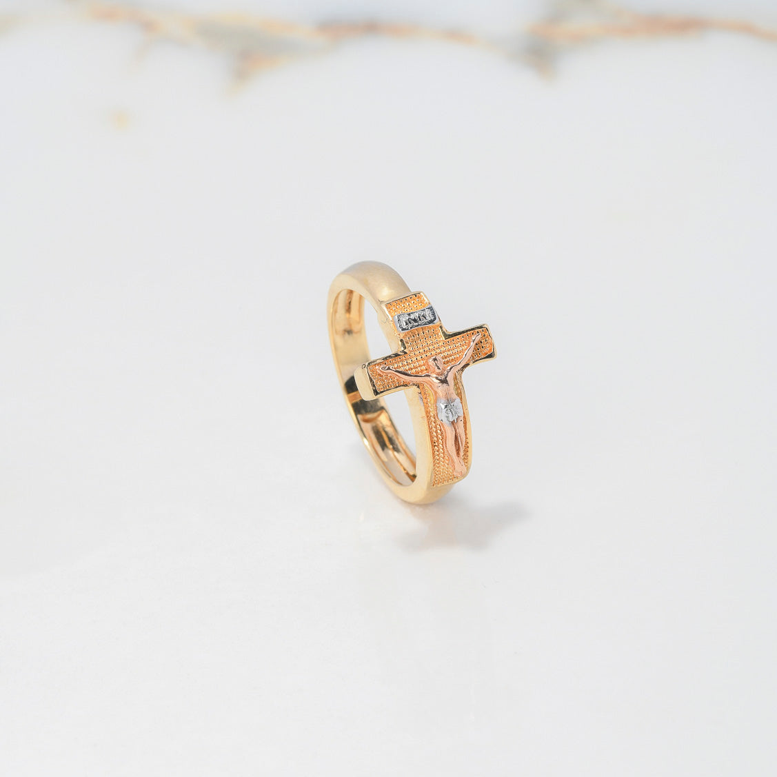 Anillo Cruz Cristo 5.05gr / T7 1/4 / Tres Oros $