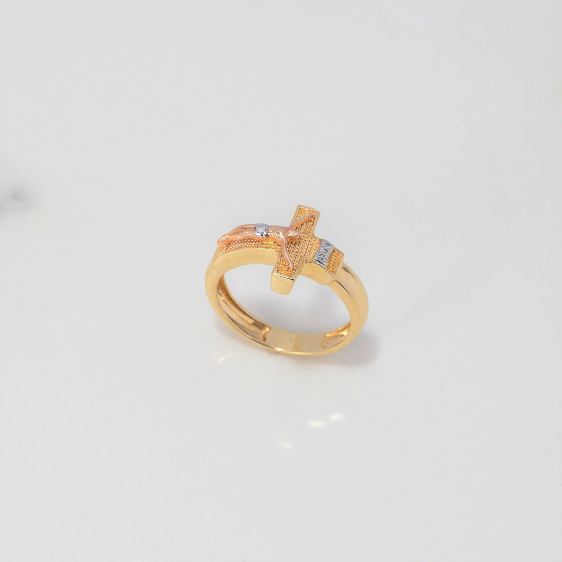 Anillo Cruz Cristo 5.05gr / T7 1/4 / Tres Oros $