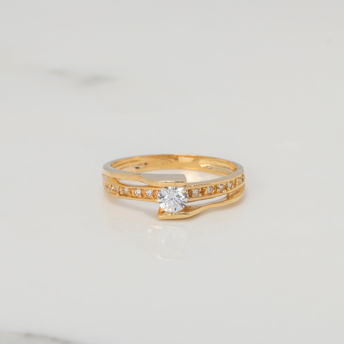 Anillo Solitario Churumbela Placas 2.55gr / T6 1/2 / Circones Blancos Oro Amarillo $