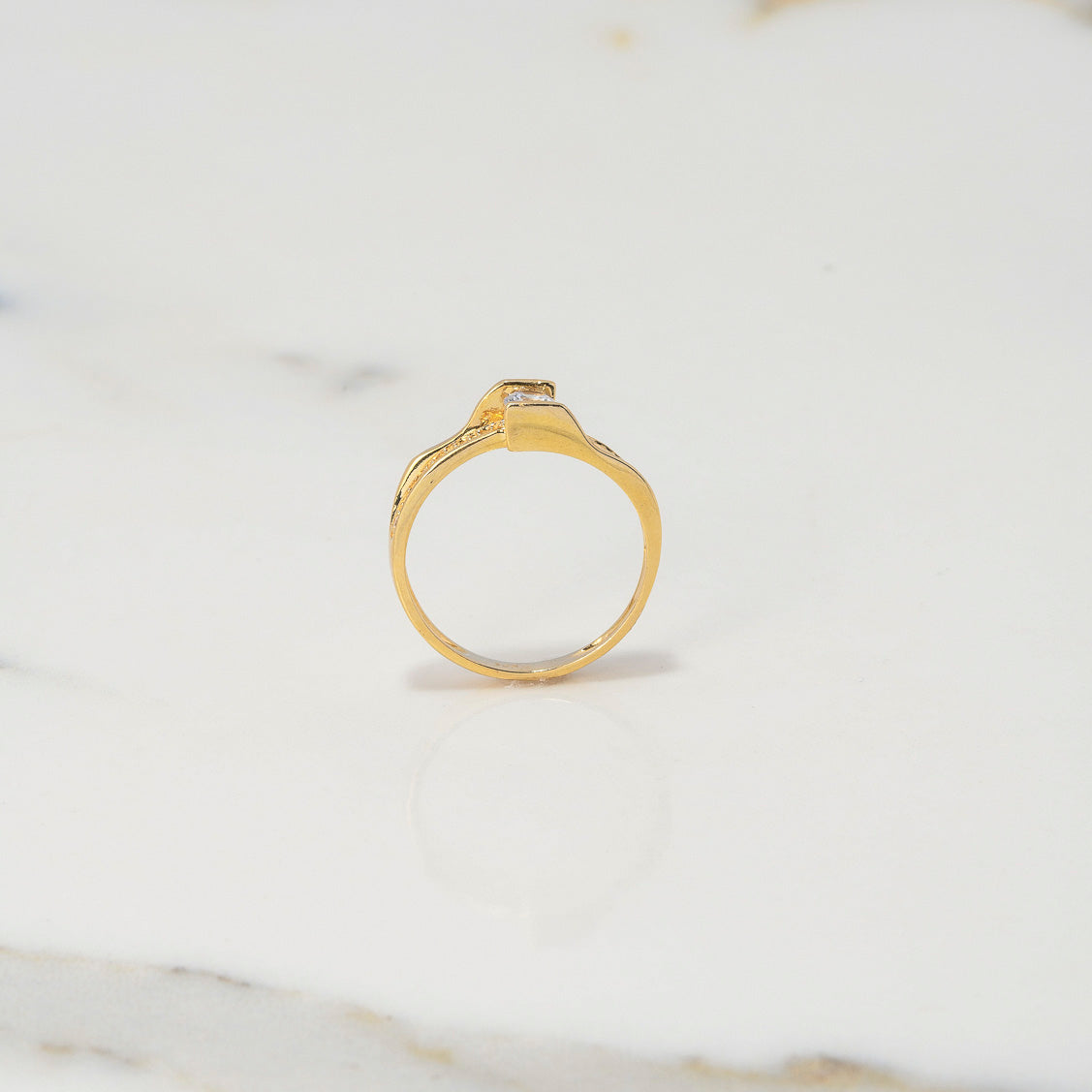 Anillo Solitario Churumbela Placas 2.55gr / T6 1/2 / Circones Blancos Oro Amarillo $