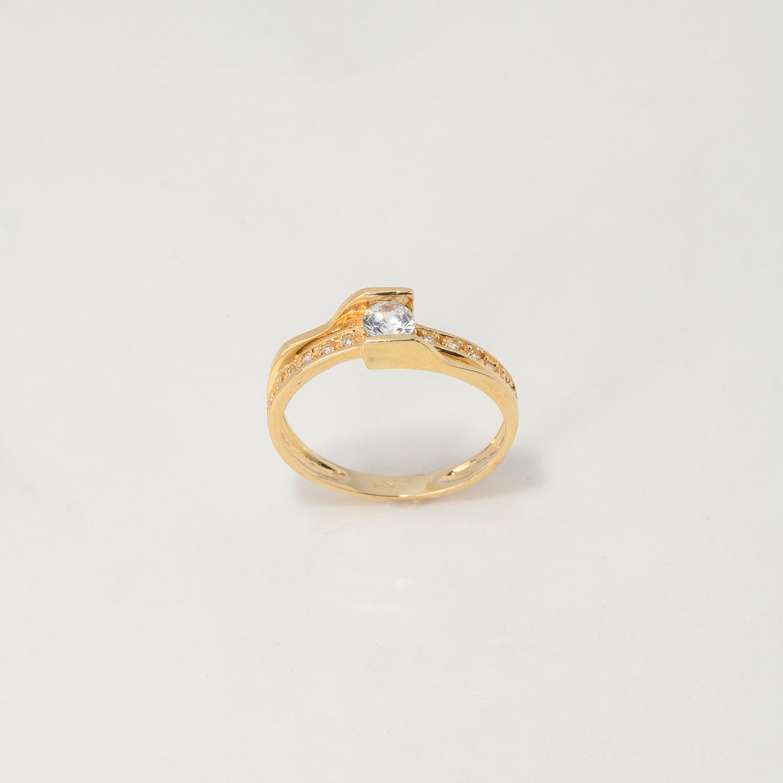 Anillo Solitario Churumbela Placas 2.55gr / T6 1/2 / Circones Blancos Oro Amarillo $