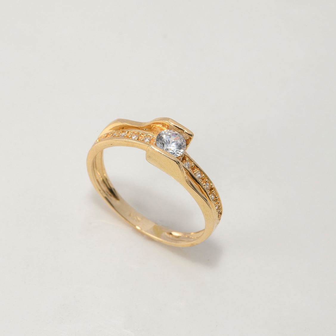 Anillo Solitario Churumbela Placas 2.55gr / T6 1/2 / Circones Blancos Oro Amarillo $