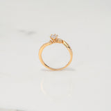 Anillo Solitario Lineas Invertidas 1.85gr / T6 1/4 / Circones Blancos Oro Amarillo $