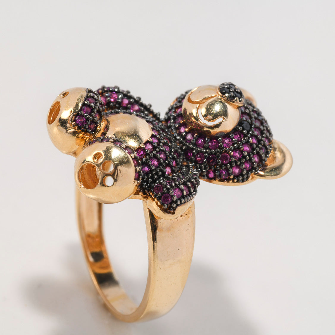Anillo Oso 8.1gr / T7 1/4 / Circones Fucsias Negros Oro Amarillo $