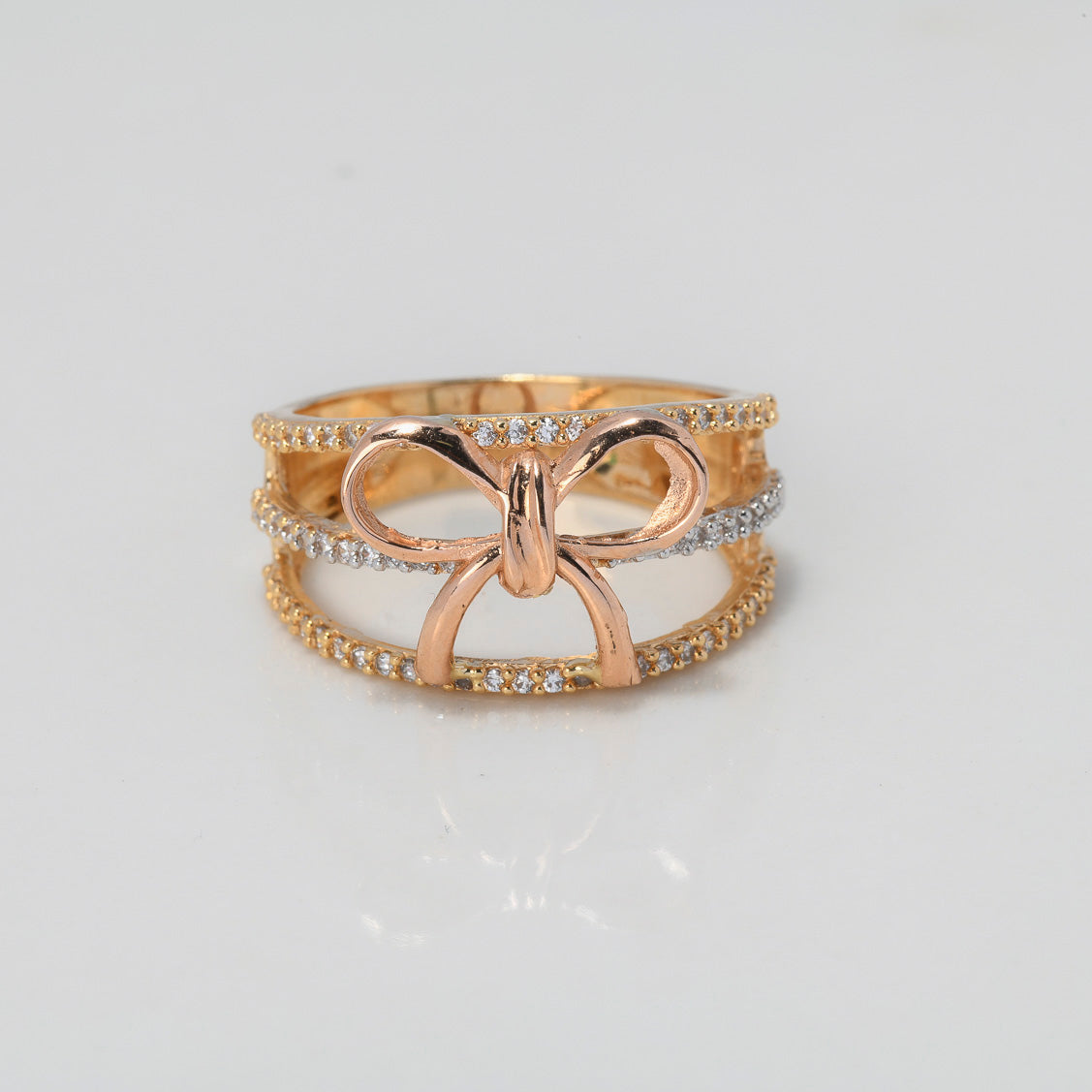 Anillo Lineas Moño 4.7gr / T7 1/4 / Circones Blancos Tres Oros $
