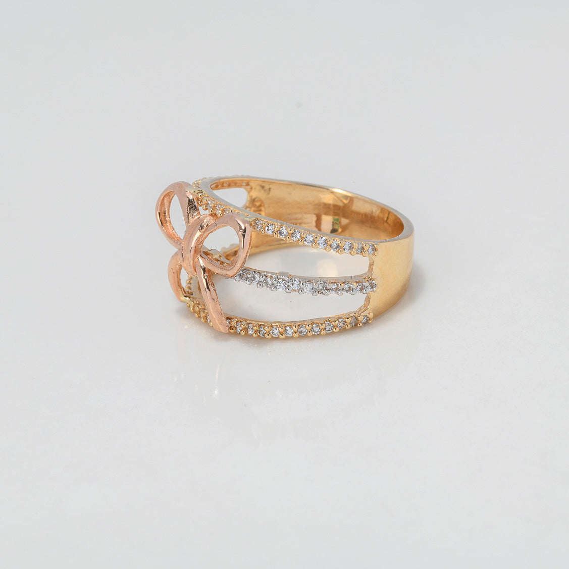 Anillo Lineas Moño 4.7gr / T7 1/4 / Circones Blancos Tres Oros $