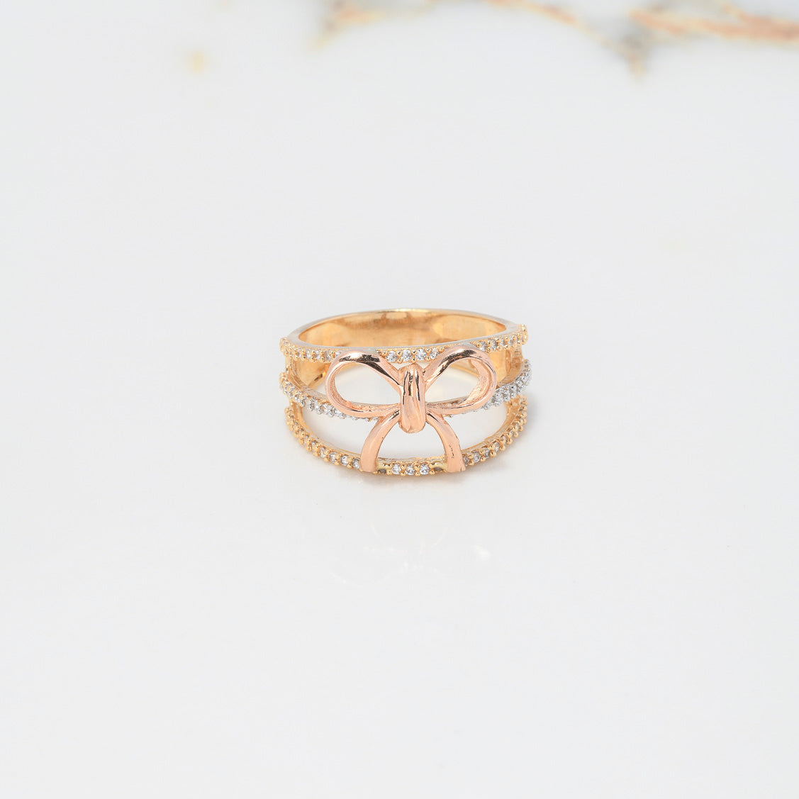 Anillo Lineas Moño 4.7gr / T7 1/4 / Circones Blancos Tres Oros $