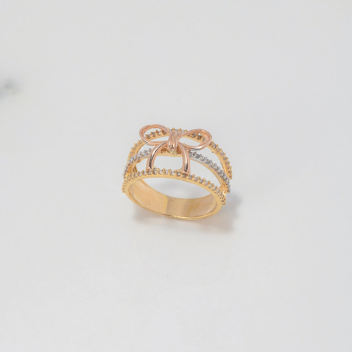 Anillo Lineas Moño 4.7gr / T7 1/4 / Circones Blancos Tres Oros $