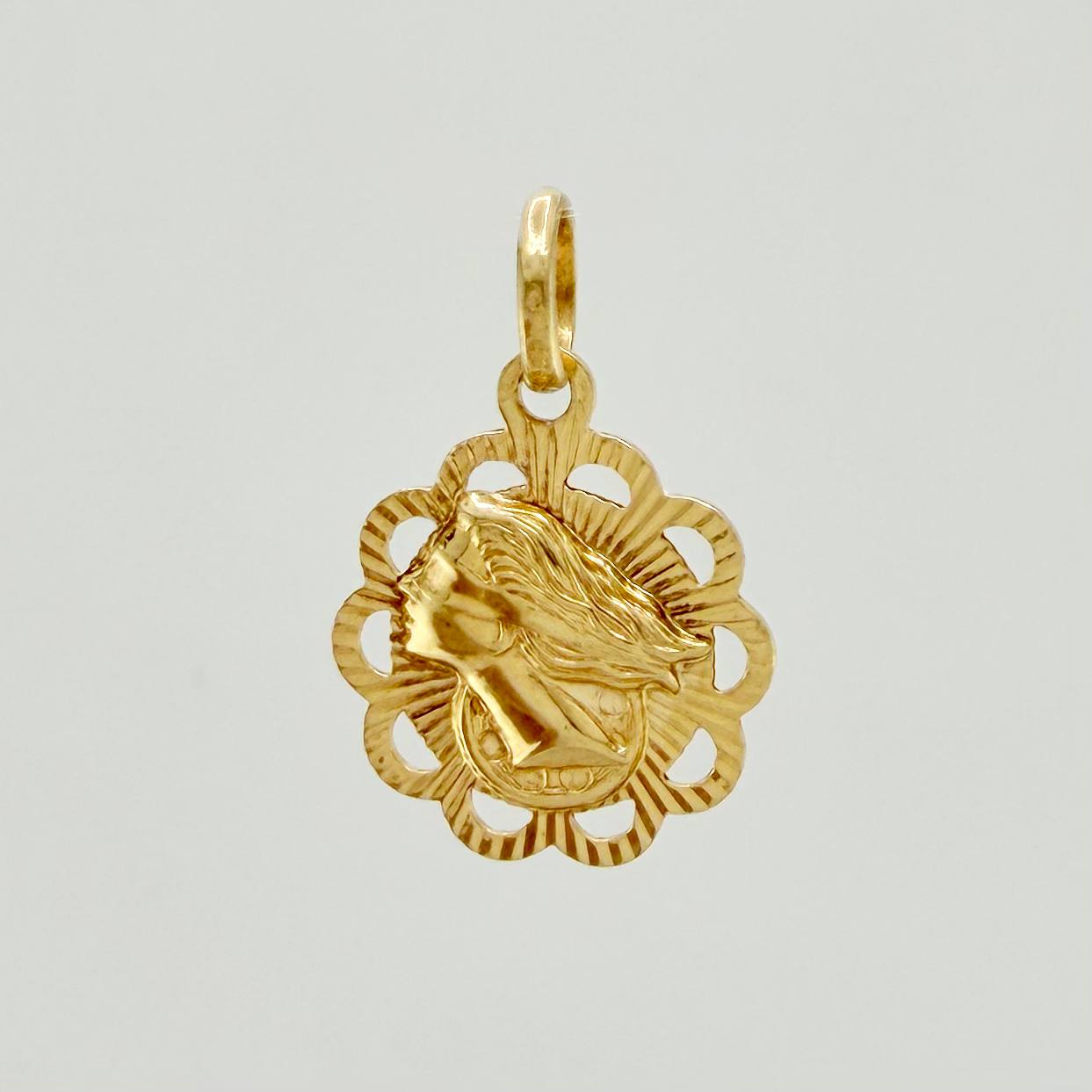 Dije Lady Justicia 1.8 g / 2.3 cm Oro Amarillo 18K