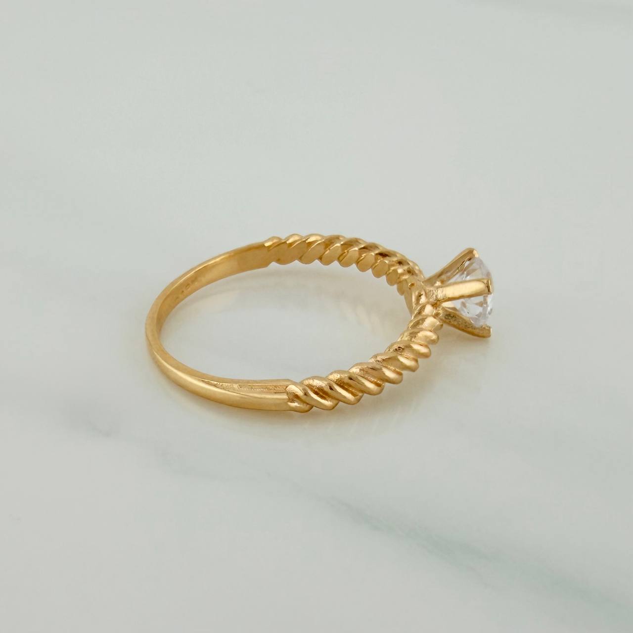 Anillo Solitario Trenzado 2.55gr / T7 1/4 / 2.4cm / Oro Amarillo 18K $