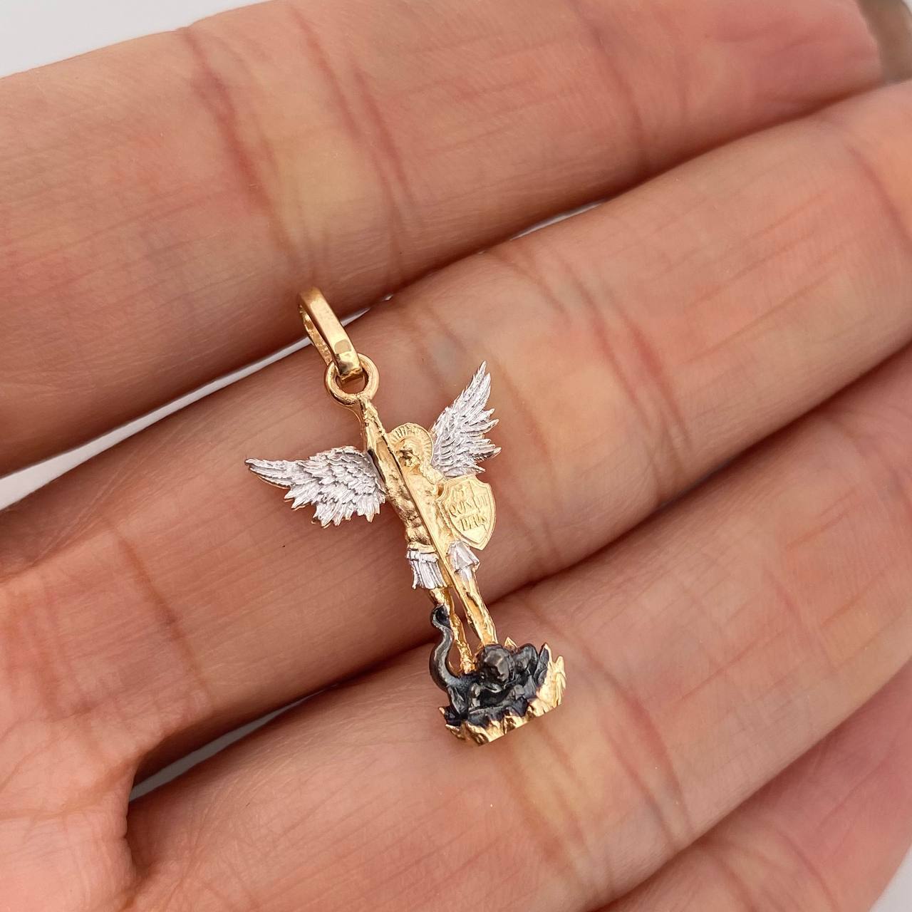 Dije San Miguel 1.8 g / 3 cm Tres Oros Amarillo Blanco Negro 18K