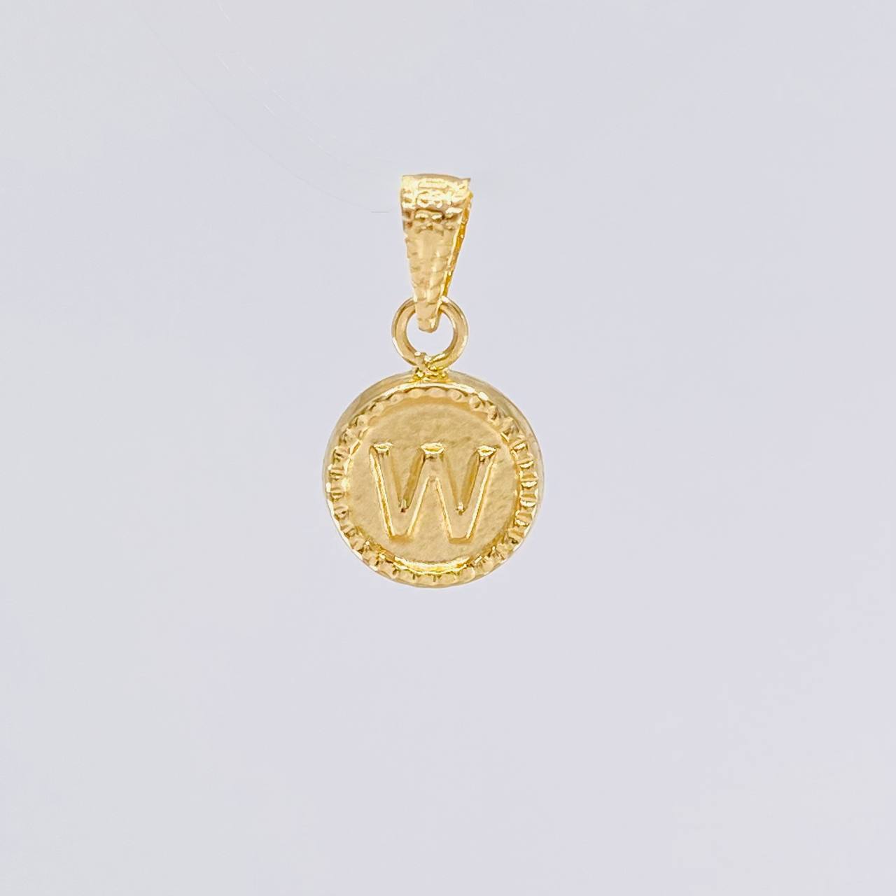 Dije Circulo Letra W 0.45g / 1.5cm Oro Amarillo 18K