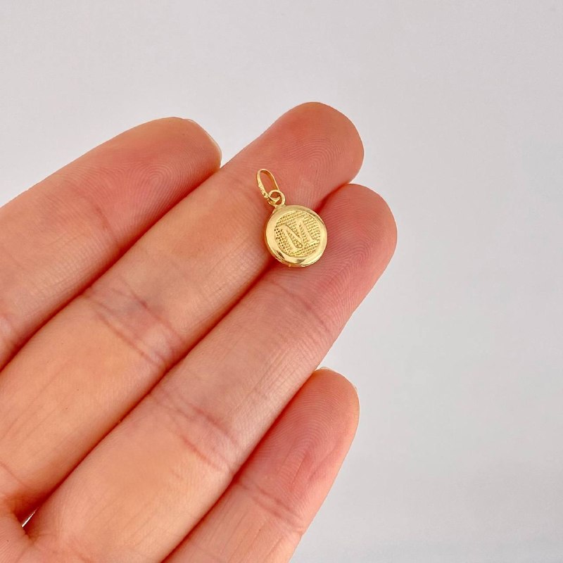 Dije Circulo Letra M 0.35g / 1.6cm Oro Amarillo 18K