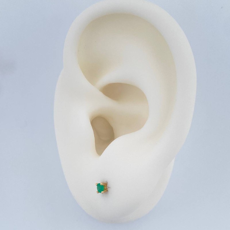 Topos Cuatro Garras Esmeralda 0.7gr / Oro Amarillo 18K %