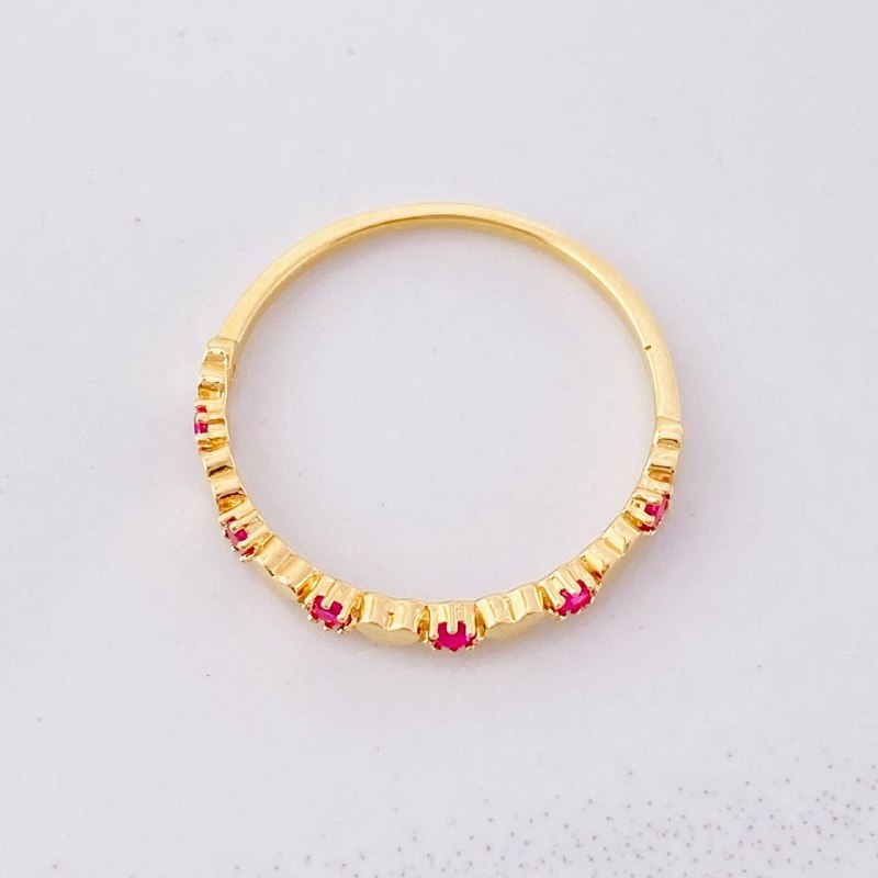 Anillo Corazones Intercalados 1.35g / T7 3/4 Oro Amarillo 18K