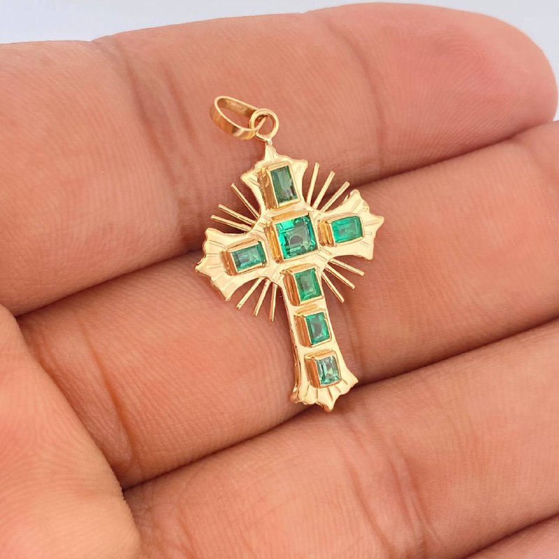 Dije Cruz Plana Aurora 1.8gr / 3.2cm / Oro Amarillo 18K $