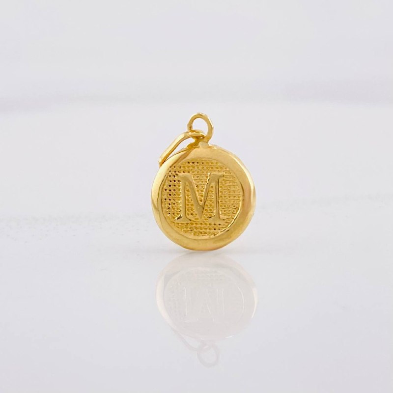 Dije Circulo Letra M 0.4g / 1.6cm Oro Amarillo 18K