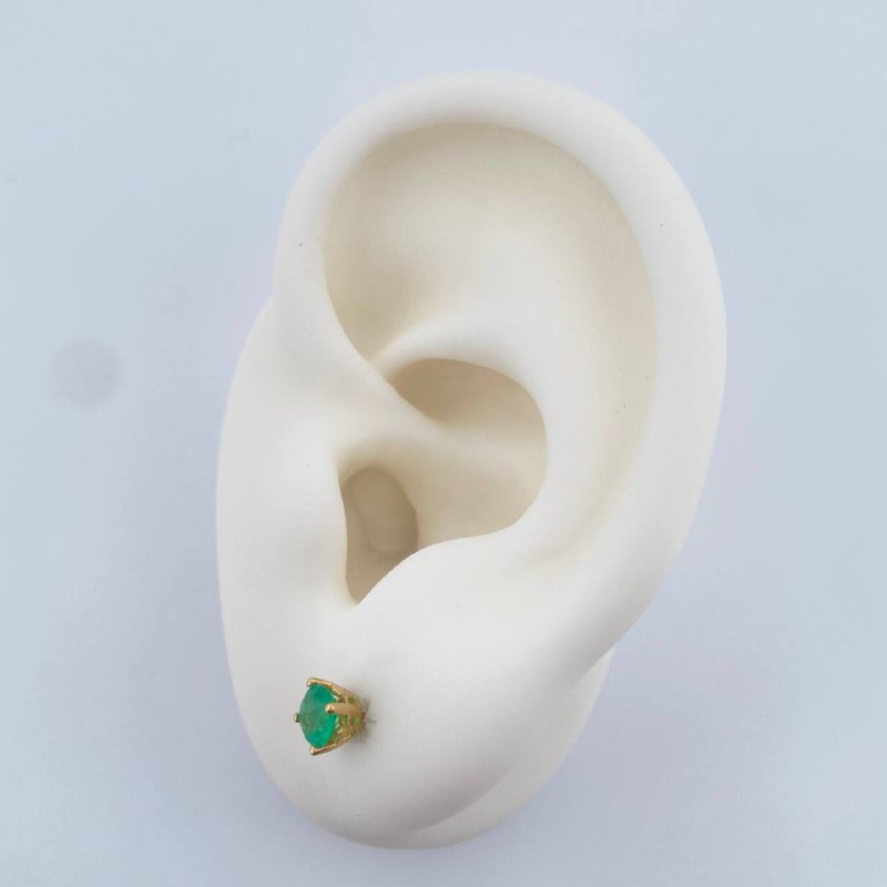 Topos Cuatro Garras Esmeralda 0.95gr / Oro Amarillo 18K %