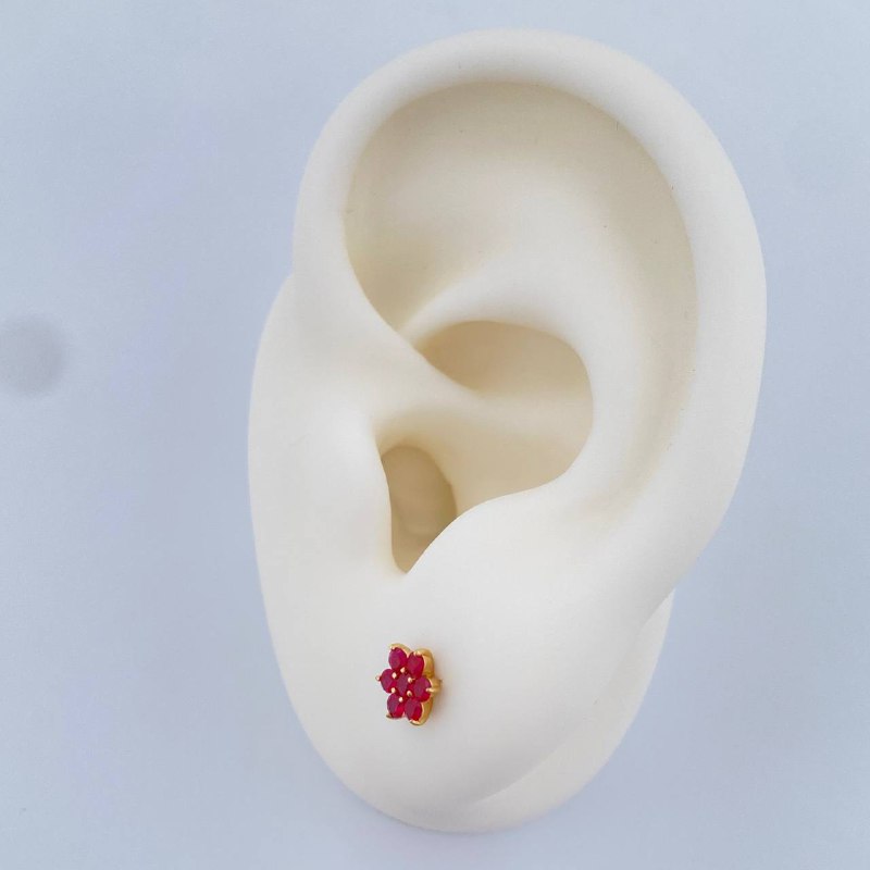 Topos Flor Ruby 0.95gr / Oro Amarillo 18K %