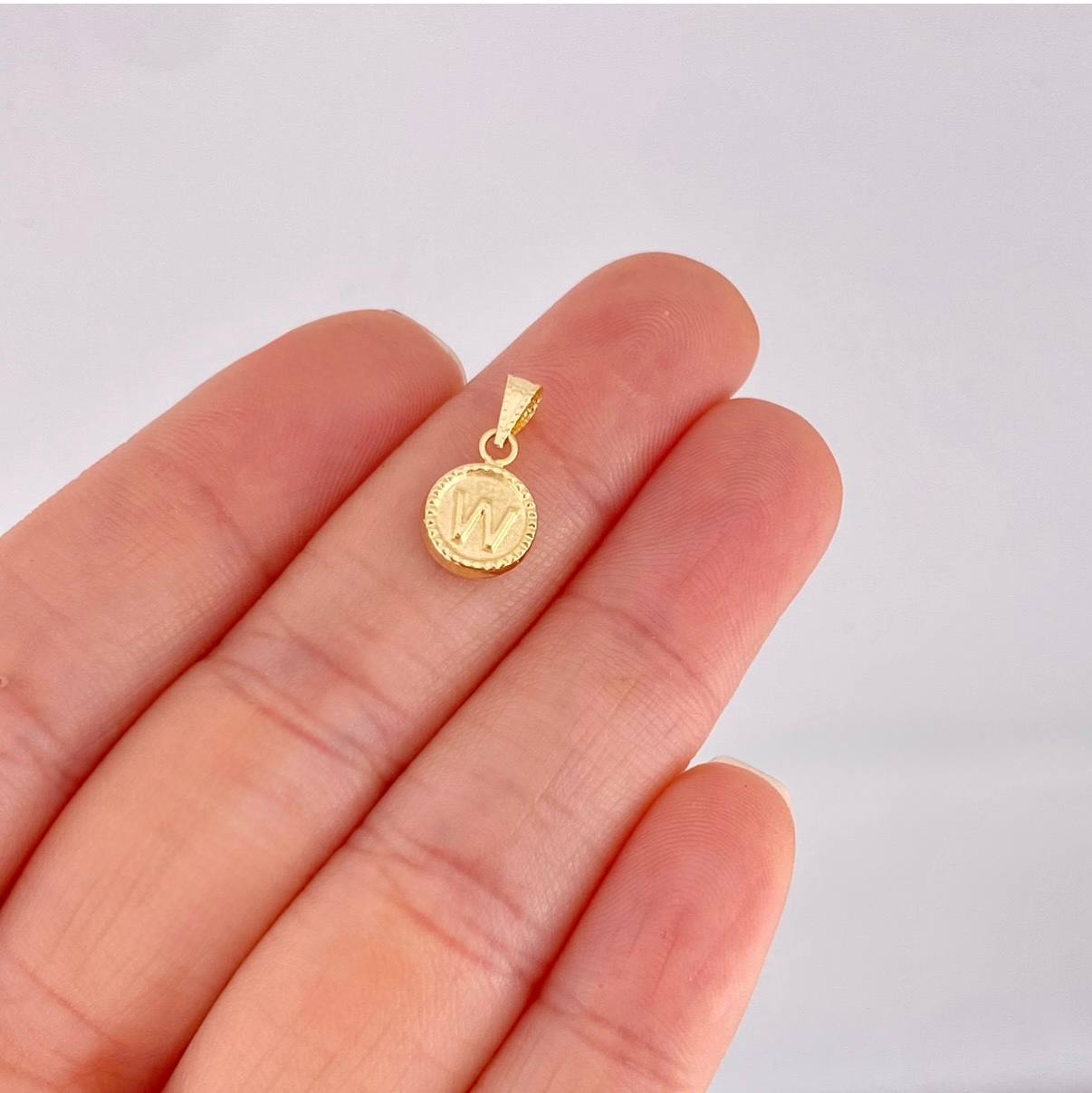 Dije Circulo Letra W 0.45g / 1.5cm Oro Amarillo 18K