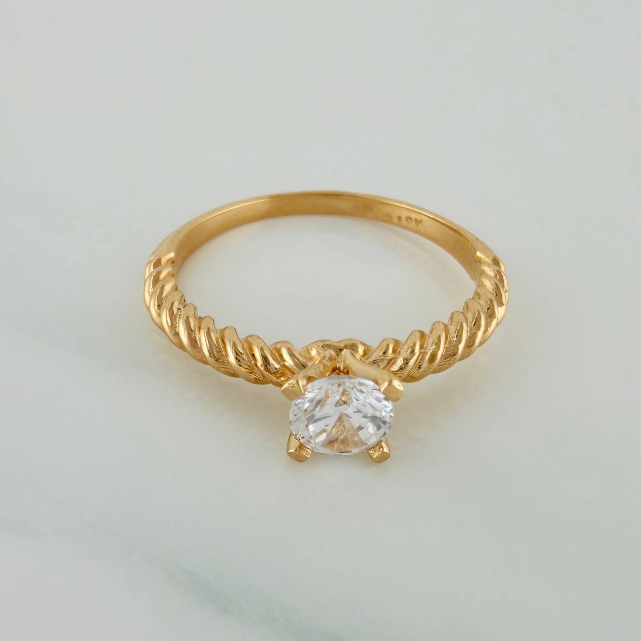 Anillo Solitario Trenzado 2.55gr / T7 1/4 / 2.4cm / Oro Amarillo 18K $