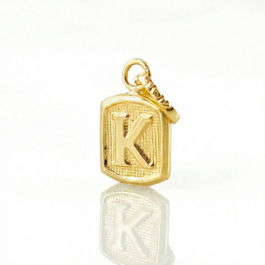Dije Letra K Marco Texturizado 0.35gr / 1.5cm / Oro Amarillo 18K