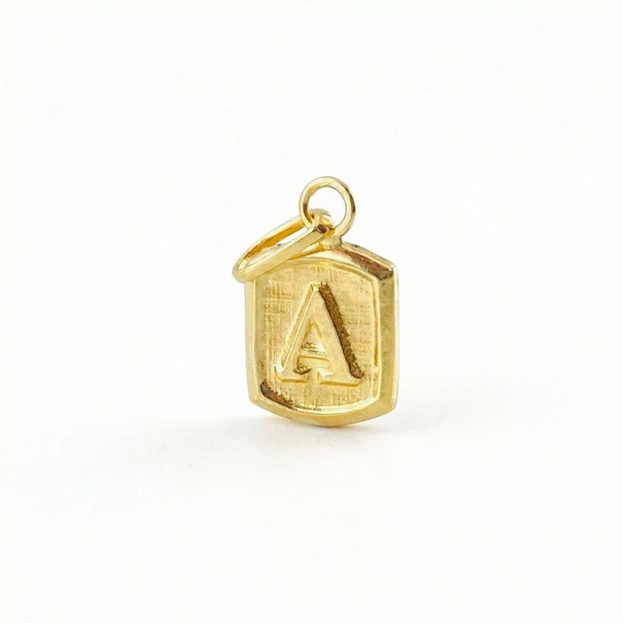 Dije Letra A Marco Texturizado 0.35gr / 1.5cm / Oro Amarillo 18K ©