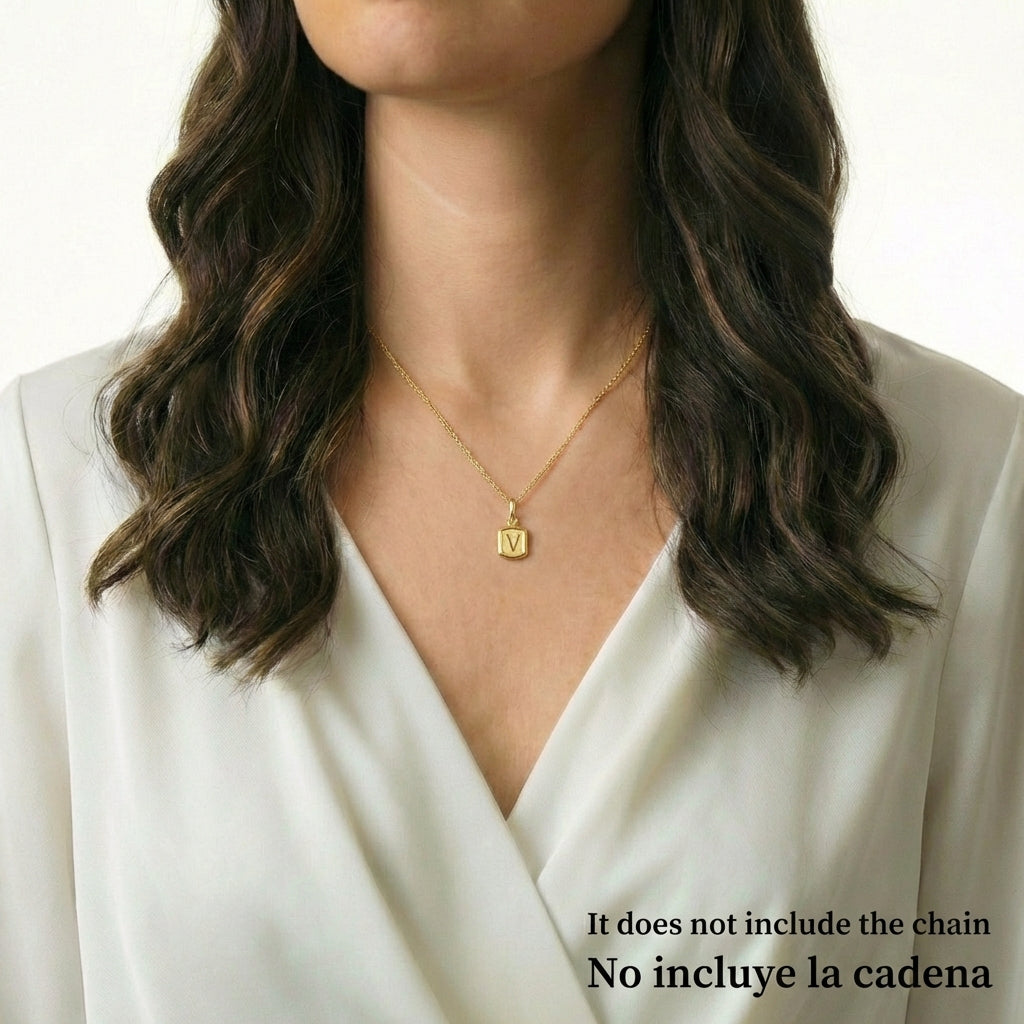 Dije Letra V Marco Texturizado 0.35gr / 1.5cm / Oro Amarillo 18K ©