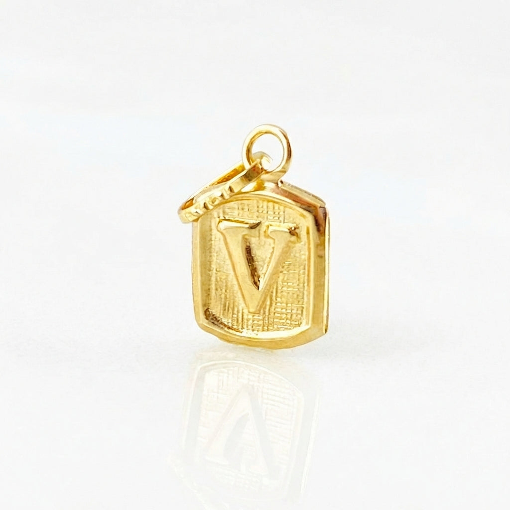 Dije Letra V Marco Texturizado 0.35gr / 1.5cm / Oro Amarillo 18K ©