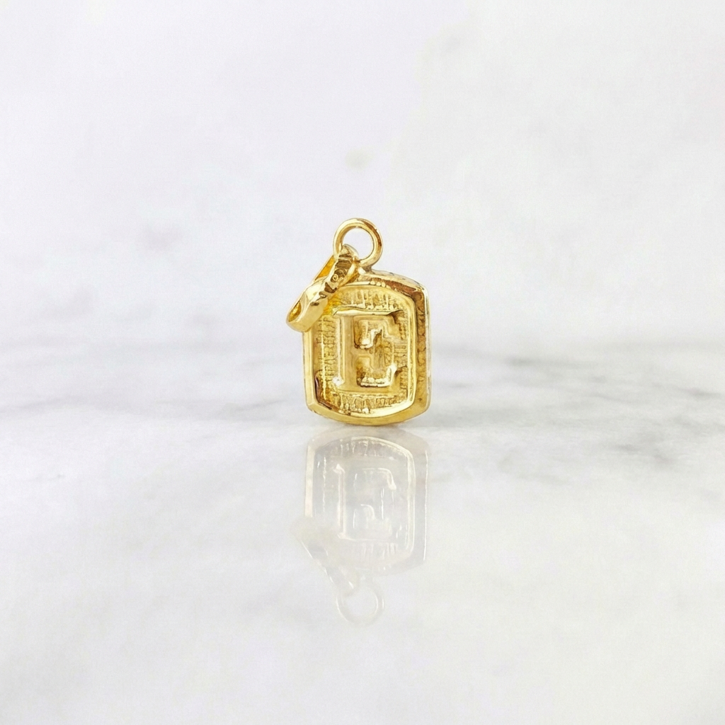 Dije Letra E Marco Texturizado 0.35gr / 1.5cm / Oro Amarillo 18K *