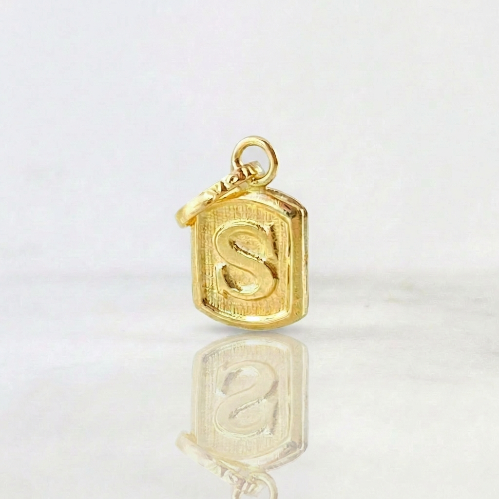 Dije Letra S Marco Texturizado 0.35gr / 1.5cm / Oro Amarillo 18K *