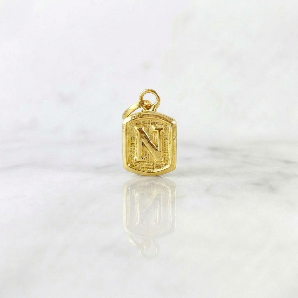 Dije Letra N Marco Texturizado 0.3gr / 1.5cm / Oro Amarillo 18K ©