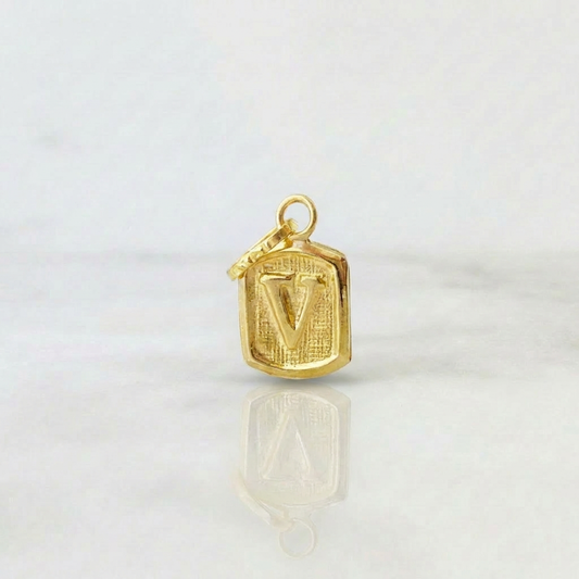 Dije Letra V Marco Texturizado 0.3gr / 1.5cm / Oro Amarillo 18K